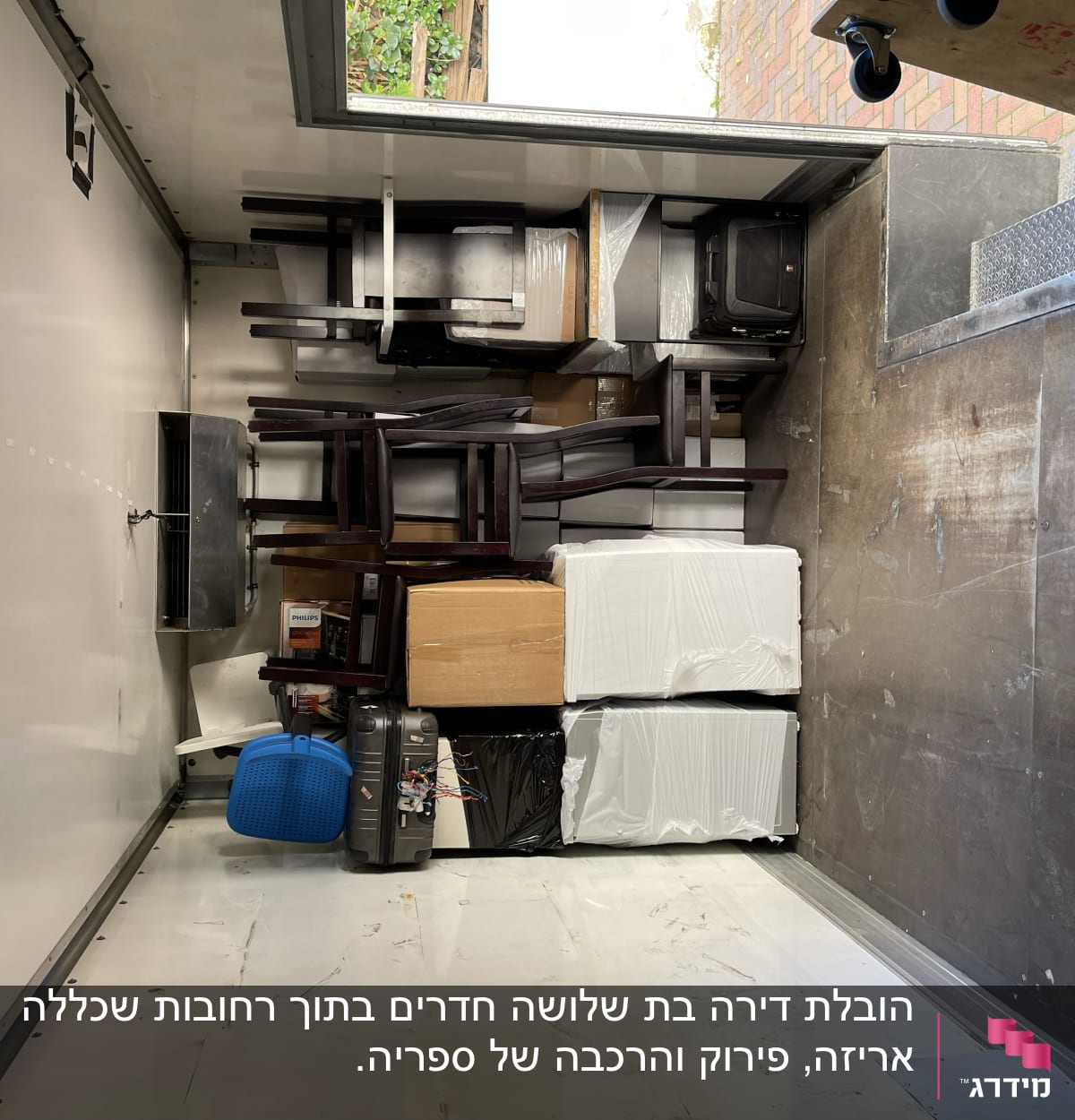 כיסאות וארגזים מסודרים בתוך משאית הובלה